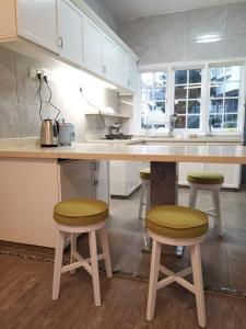 A kitchen or kitchenette at Hills Sanctuary Retreat, B7-3A-2 with WI-FI