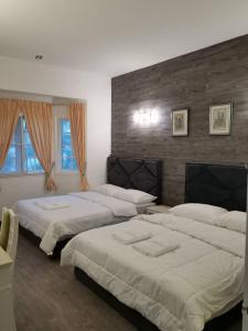 um quarto com 2 camas e 2 janelas em Hills Sanctuary Retreat, B7-3A-2 with WI-FI em Bukit Fraser