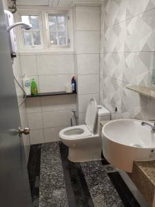 La salle de bains est pourvue de toilettes et d'un lavabo. dans l'établissement Hills Sanctuary Retreat, B7-3A-2 with WI-FI, à Bukit Fraser