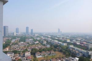 eine Luftaufnahme einer Stadt mit Häusern und Gebäuden in der Unterkunft Cozy 1BR Apartment at Brooklyn Alam Sutera near IKEA By Travelio in Dongkal Dua