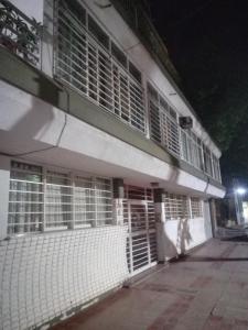 un edificio con persianas blancas a un lado. en FSM - Casa Residencial -Ubicación Privilegiada. en Mendoza