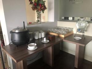 Příslušenství pro přípravu čaje a kávy v ubytování Harlys Residence
