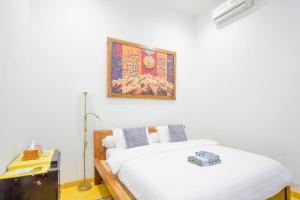 ein Schlafzimmer mit 2 Betten und einem Bild an der Wand in der Unterkunft Omah Gerjen 29 by Bukit Vista in Yogyakarta