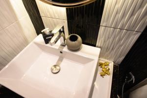 La salle de bains est pourvue d'un lavabo avec un robinet. dans l'établissement 87 Oldtown at River Pier, à Bangkok
