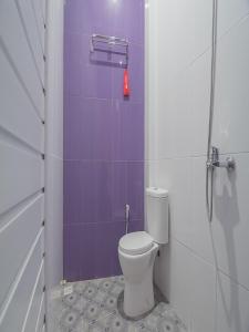 バンドンにあるRedDoorz @ Gatot Subroto Street Bandung 3の紫の壁のバスルーム(トイレ付)
