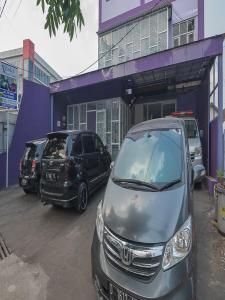 バンドンにあるRedDoorz @ Gatot Subroto Street Bandung 3の建物前の駐車場に駐車した車2台 +21枚の写真