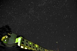a starry night with a building and a building at Kyukamura Iwate-Amiharionsen in Shizukuishi