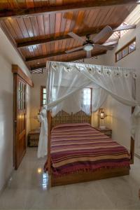 1 dormitorio con cama con dosel y techo en Villa # 1 - Zen Luxury VillaSq M Garden, en Cocles