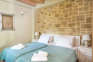 A bed or beds in a room at Villa Elenitsa