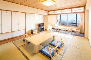 sala de estar amplia con mesa y sillas en Kyukamura Iwate-Amiharionsen, en Shizukuishi
