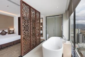 Postel nebo postele na pokoji v ubytování Comodo Nha Trang Hotel