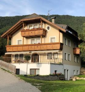ein großes Haus mit Balkon darüber in der Unterkunft Schönhuberhof - Panoramalage in Bruneck