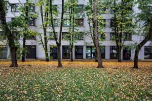 um grupo de árvores em frente a um edifício em Apartments Warsaw Franciszkańska em Varsóvia