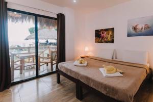 um quarto com uma cama e vista para o oceano em Lavanya Beach And Dive Resort em Zamboanguita