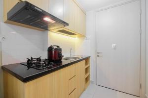 Kuchyň nebo kuchyňský kout v ubytování Modern Studio @ Springlake Summarecon Apartment By Travelio