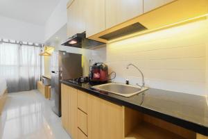 Kuchyň nebo kuchyňský kout v ubytování Modern Studio @ Springlake Summarecon Apartment By Travelio