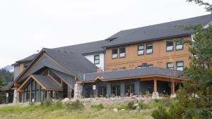 ein großes Holzhaus mit schwarzem Dach in der Unterkunft HI Jasper - Hostel in Jasper