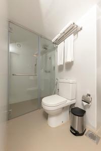 ヒッカドゥワにあるシトラス ヒッカドゥワのバスルーム(トイレ、ガラス張りのシャワー付)