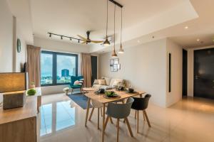une salle à manger et un salon avec une table et des chaises dans l'établissement 海景房 Seaview 218 Macalister (Georgetown) 乔治市中心 9pax, à George Town