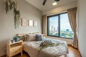 une chambre avec un lit et une grande fenêtre dans l'établissement 海景房 Seaview 218 Macalister (Georgetown) 乔治市中心 9pax, à George Town 55 autres photos