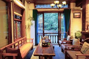 Uma área de estar em Fenghuang Tujia Ethnic Minority River View Hotel