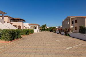 a cobblestone parking lot in front of some houses at Residence Arcobaleno in San Teodoro