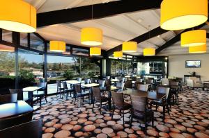 Restavracija oz. druge možnosti za prehrano v nastanitvi Relais Fasthotel Port Lauragais