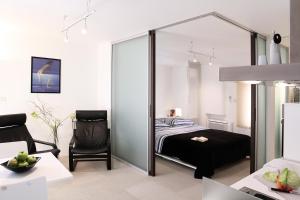1 dormitorio con 1 cama y 1 silla en una habitación en Miró Studio Apartments Dubrovnik, en Dubrovnik