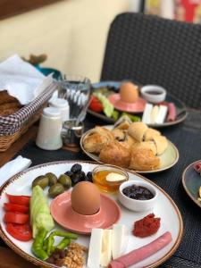 Breakfast options available to guests at Queen Bee Hotel