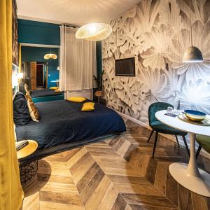 een slaapkamer met een bed en een tafel in een kamer bij Le Hammam du Panier in Marseille