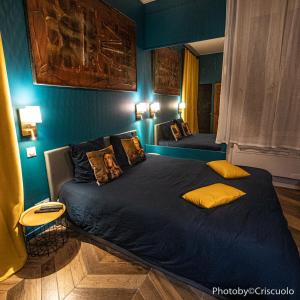 een slaapkamer met 2 bedden en blauwe muren bij Le Hammam du Panier in Marseille