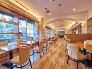 una sala da pranzo con tavoli e sedie in un ristorante di Hearton Hotel Nishi Umeda ad Osaka