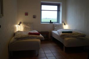 Tempat tidur dalam kamar di B & B Langagergaard