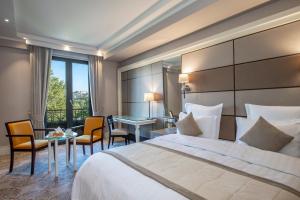 מיטה או מיטות בחדר ב-Ambassadori Tbilisi Hotel