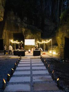 un camino que conduce a una cueva por la noche en Honjin, en Izunokuni
