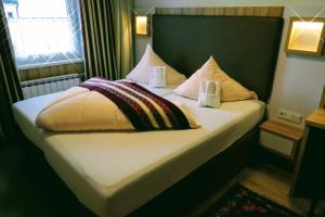 Łóżko lub łóżka w pokoju w obiekcie Hotel Gasthof Markterwirt