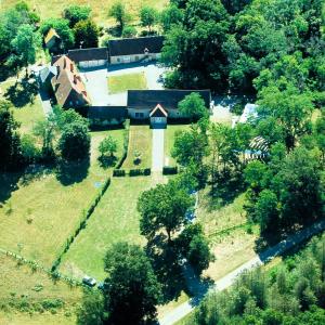 eine Luftansicht eines Hauses mit Hof in der Unterkunft La Grange de l’ecuyer in Chemilly