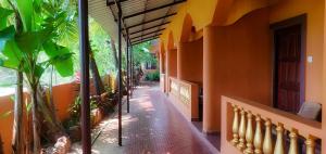 um corredor de um edifício com plantas nele em Anjuna Hideout em Anjuna