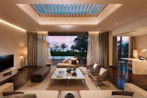 TV a/nebo společenská místnost v ubytování Anantara Desaru Coast Resort & Villas