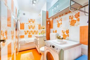 uma casa de banho com máquina de lavar e secar roupa em Certo Apartment em Brasov