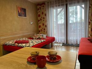 ein Wohnzimmer mit einem Bett und einem Tisch in der Unterkunft Klinkierowa Rezydencja Gniezno in Gniezno