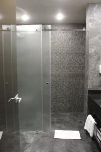 Ένα μπάνιο στο Erebuni Hotel Yerevan