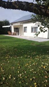 een wit huis met een gazon ervoor bij Ferienhaus Frankenhöhe in Diebach