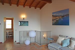 uma sala de estar com um sofá e uma mesa em Villa Belvedere em Gardone Riviera