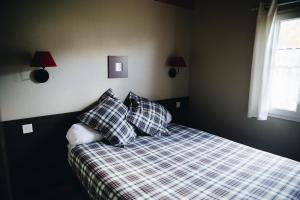 アレン・マルスーにあるLes chalets d'Arrensのベッドルーム1室(枕2つ付)