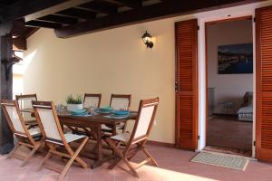 uma mesa de jantar com cadeiras e uma mesa em Villa Belvedere em Gardone Riviera