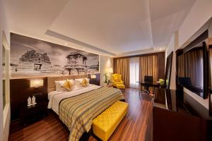 Postel nebo postele na pokoji v ubytování Hotel Royal Orchid Bangalore