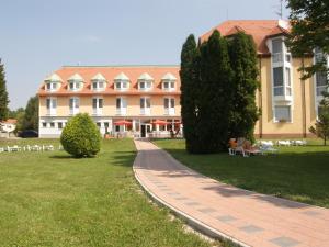Vonkajšia záhrada v ubytovaní Aqua Hotel Termál