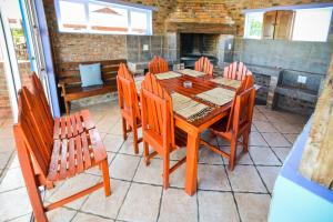 uma sala de jantar com uma mesa de madeira e cadeiras em Adventure House - Colchester - 5km from Elephant Park em Colchester