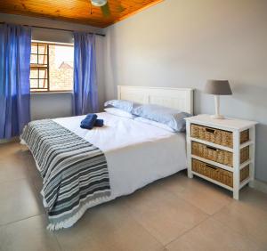 ein Schlafzimmer mit einem Bett mit einer Lampe und einem Fenster in der Unterkunft Adventure House - Colchester - 5km from Elephant Park in Colchester